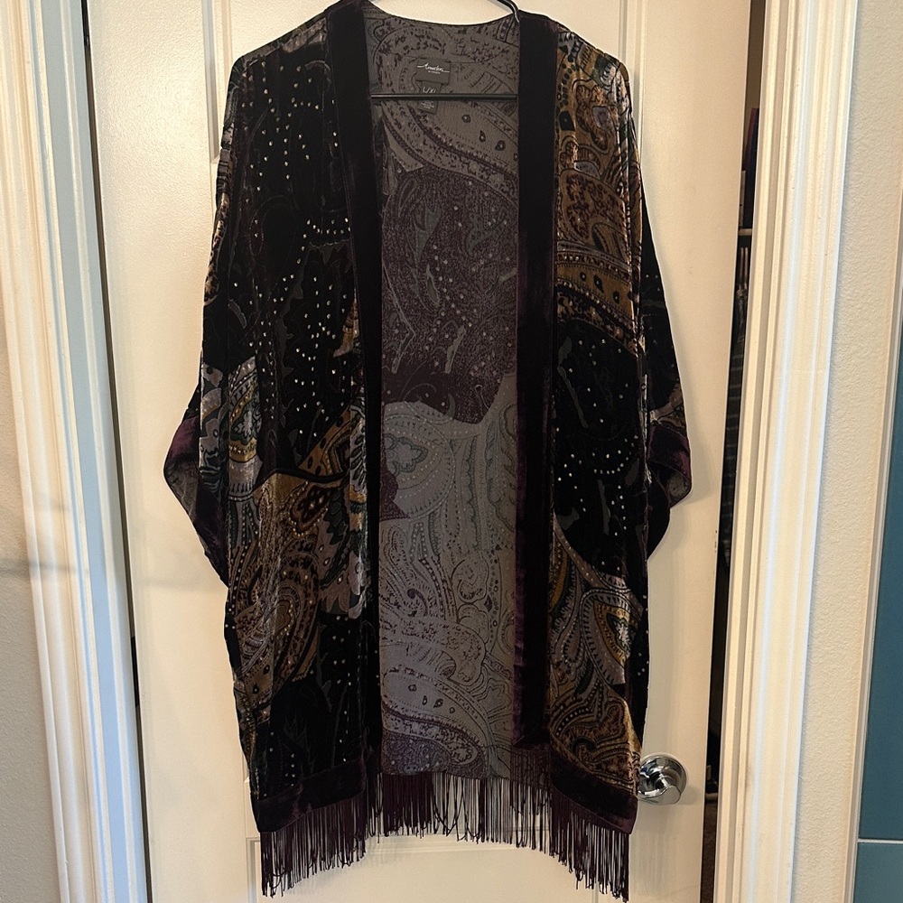 Elegant Paisley Velvet Kimono